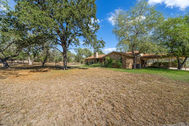 82 PULLIAM DR, Pleasanton, TX 78064