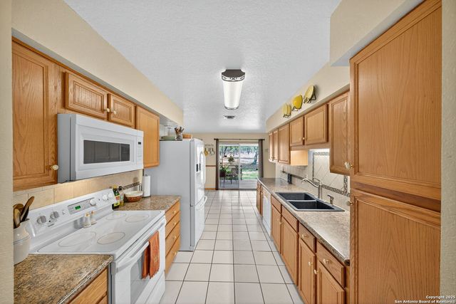 82 PULLIAM DR, Pleasanton, TX 78064