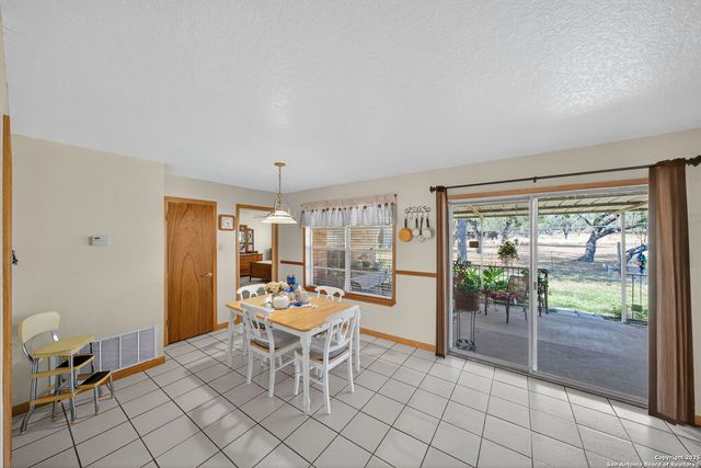 82 PULLIAM DR, Pleasanton, TX 78064