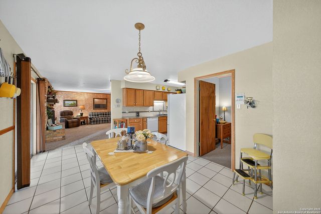 82 PULLIAM DR, Pleasanton, TX 78064