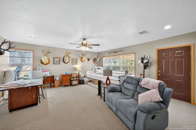 82 PULLIAM DR, Pleasanton, TX 78064