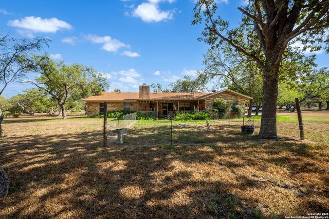 82 PULLIAM DR, Pleasanton, TX 78064