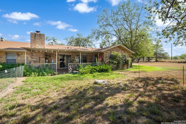 82 PULLIAM DR, Pleasanton, TX 78064
