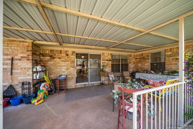 82 PULLIAM DR, Pleasanton, TX 78064