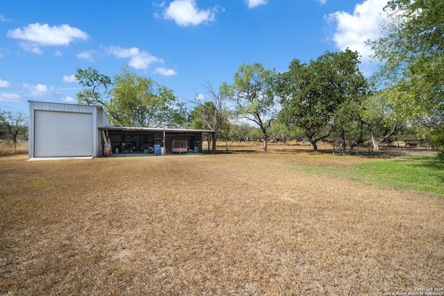 82 PULLIAM DR, Pleasanton, TX 78064
