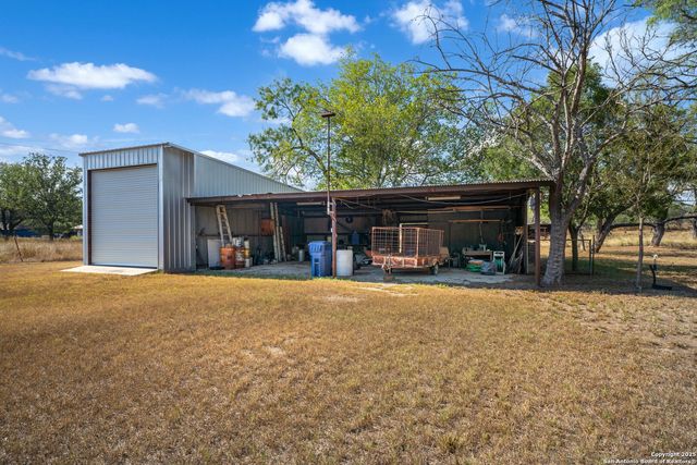 82 PULLIAM DR, Pleasanton, TX 78064