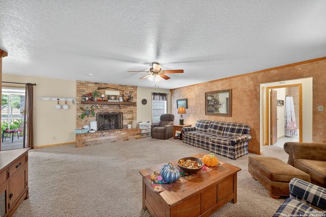 82 PULLIAM DR, Pleasanton, TX 78064