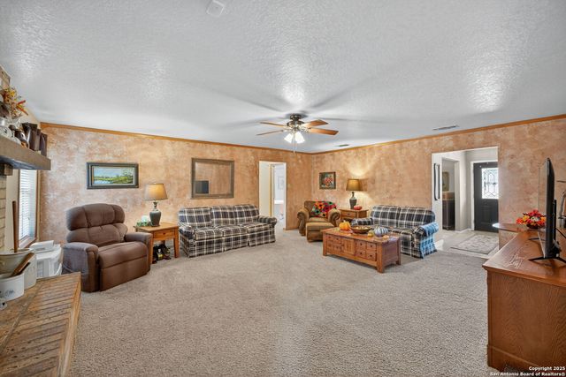 82 PULLIAM DR, Pleasanton, TX 78064