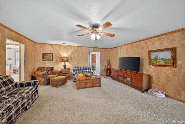 82 PULLIAM DR, Pleasanton, TX 78064