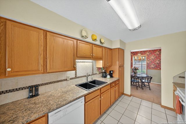 82 PULLIAM DR, Pleasanton, TX 78064