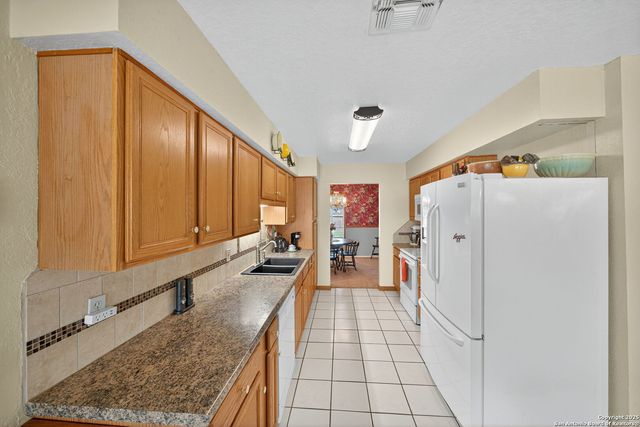 82 PULLIAM DR, Pleasanton, TX 78064