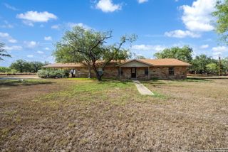 82 PULLIAM DR, Pleasanton, TX 78064