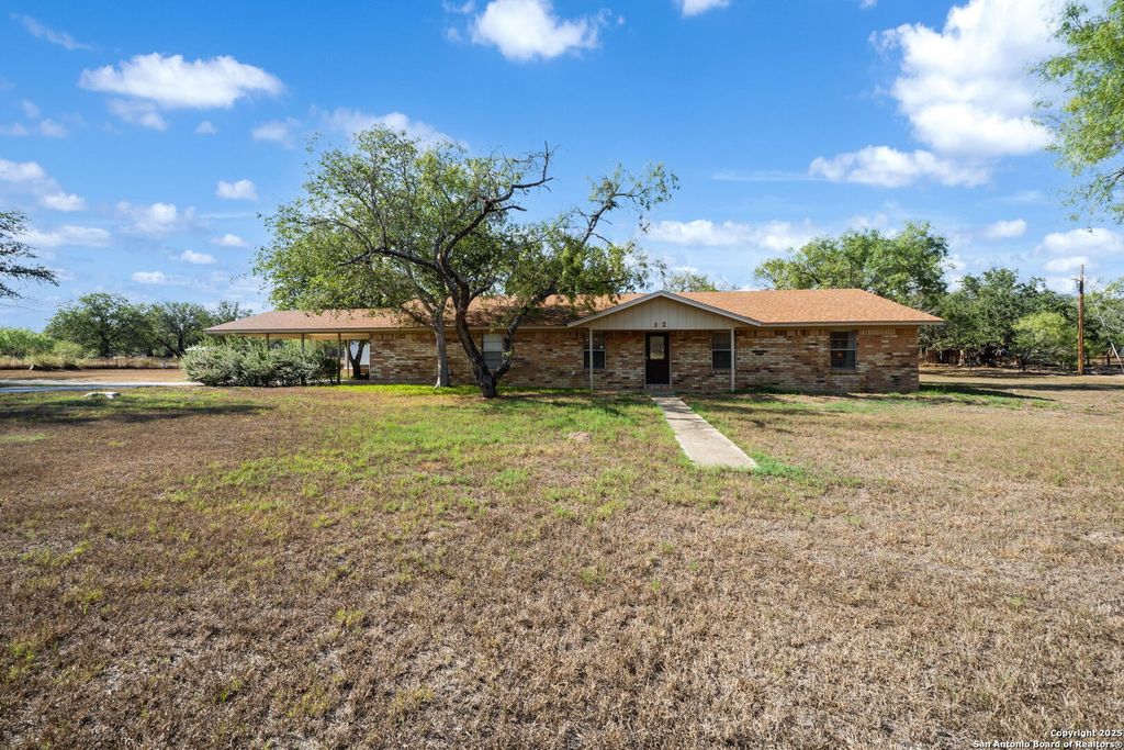 82 PULLIAM DR, Pleasanton, TX 78064