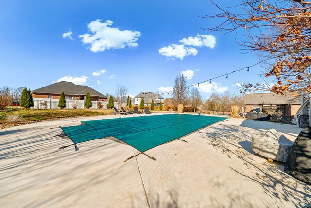 879 Iron Wood Cir, Clarksville, TN 37043