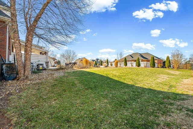 879 Iron Wood Cir, Clarksville, TN 37043