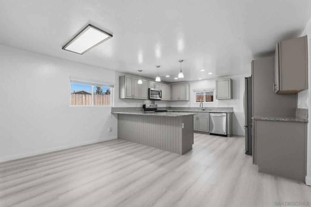 Image 7 of property listing at 9676 Cypress Vale Dr, Lakeside, CA 92040