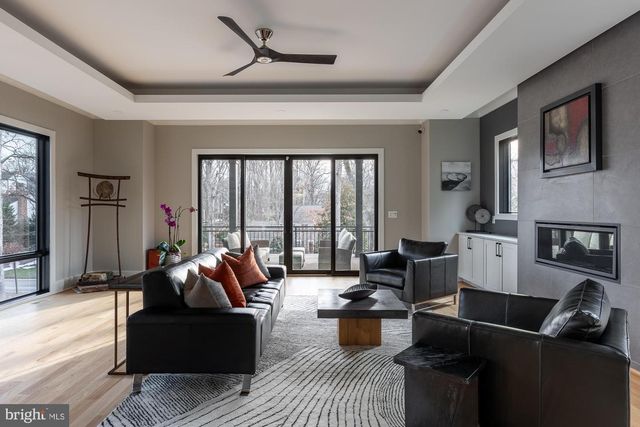 6884 CHURCHILL RD, Mclean, VA 22101