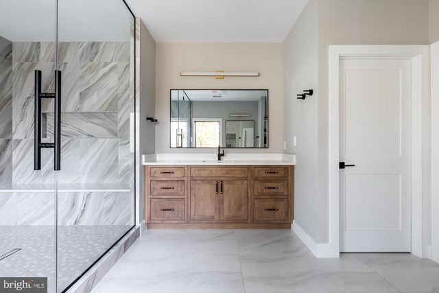 6884 CHURCHILL RD, Mclean, VA 22101