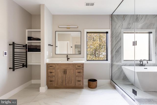 6884 CHURCHILL RD, Mclean, VA 22101