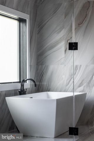 6884 CHURCHILL RD, Mclean, VA 22101