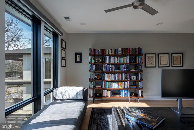 6884 CHURCHILL RD, Mclean, VA 22101