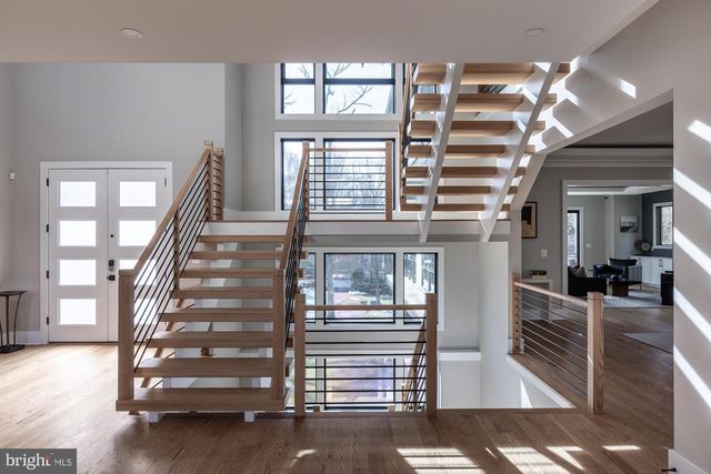 6884 CHURCHILL RD, Mclean, VA 22101