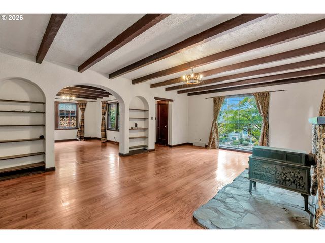 6134 E BURNSIDE St, Portland, OR 97215