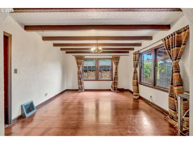 6134 E BURNSIDE St, Portland, OR 97215