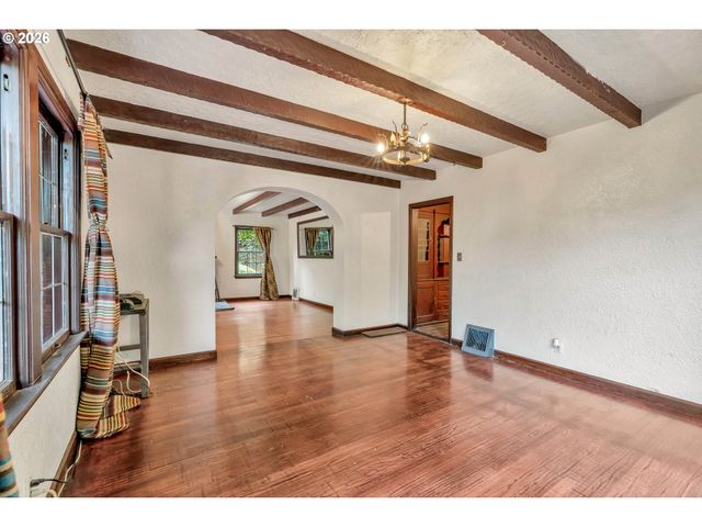 6134 E BURNSIDE St, Portland, OR 97215