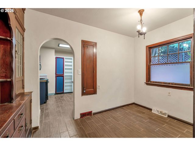 6134 E BURNSIDE St, Portland, OR 97215