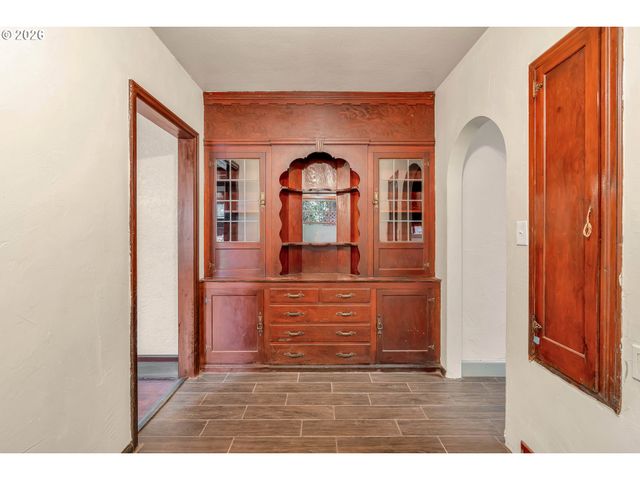 6134 E BURNSIDE St, Portland, OR 97215