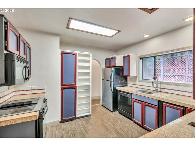 6134 E BURNSIDE St, Portland, OR 97215