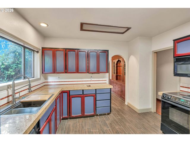 6134 E BURNSIDE St, Portland, OR 97215