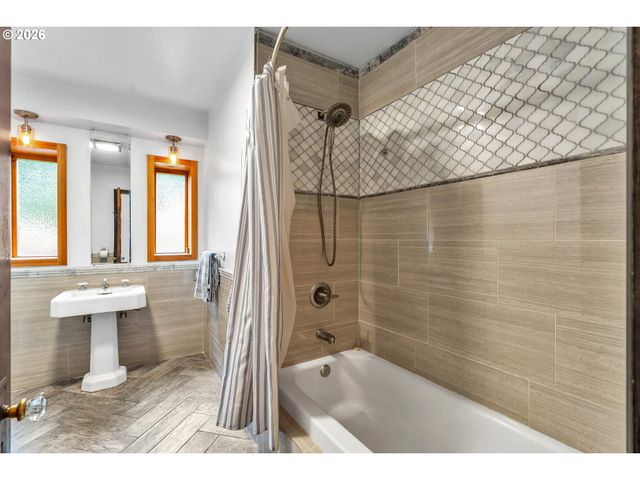 6134 E BURNSIDE St, Portland, OR 97215