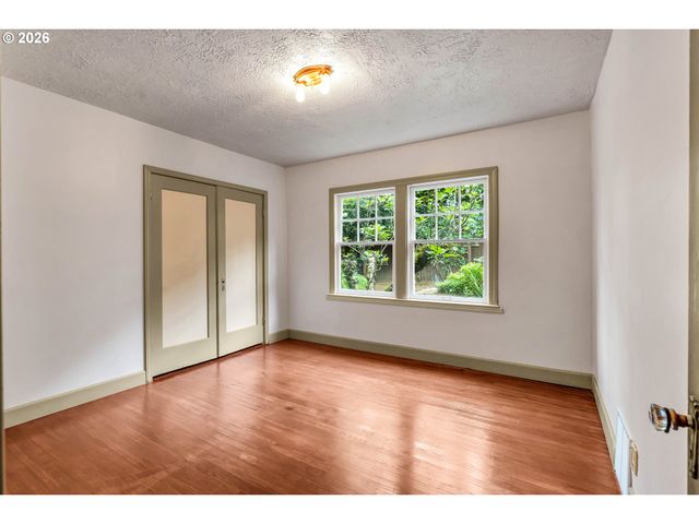 6134 E BURNSIDE St, Portland, OR 97215