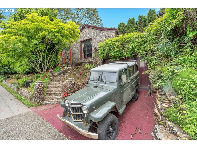 6134 E BURNSIDE St, Portland, OR 97215