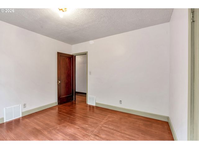 6134 E BURNSIDE St, Portland, OR 97215