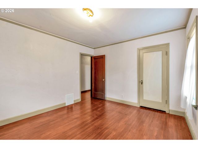 6134 E BURNSIDE St, Portland, OR 97215