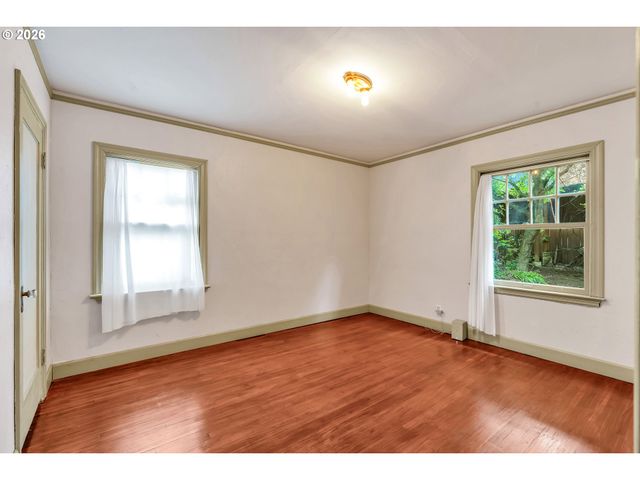 6134 E BURNSIDE St, Portland, OR 97215