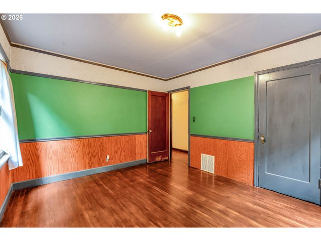 6134 E BURNSIDE St, Portland, OR 97215