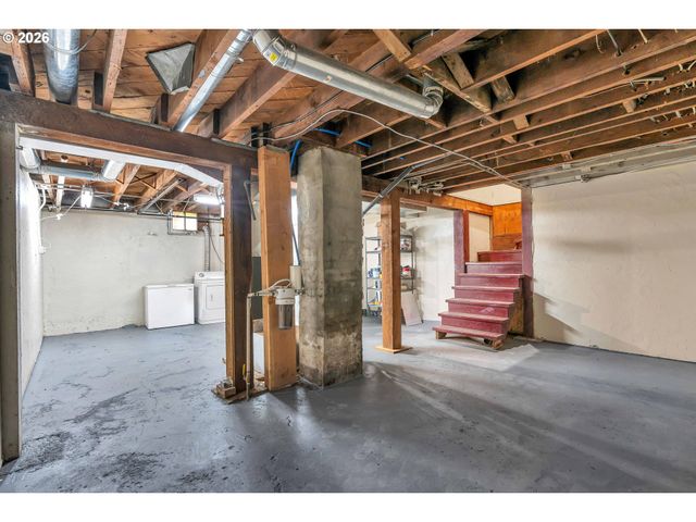 6134 E BURNSIDE St, Portland, OR 97215