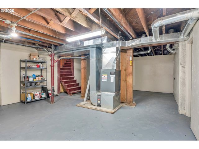 6134 E BURNSIDE St, Portland, OR 97215