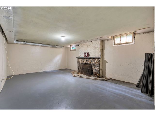 6134 E BURNSIDE St, Portland, OR 97215