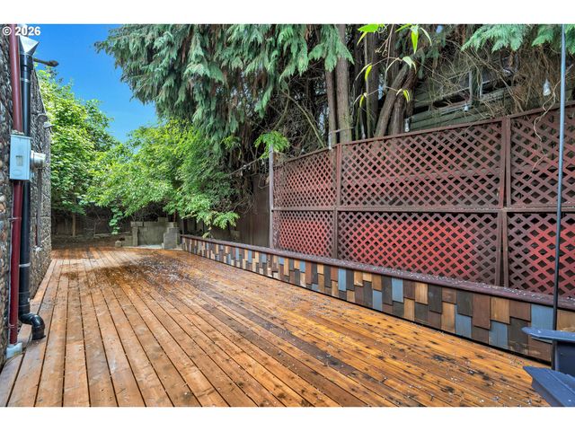 6134 E BURNSIDE St, Portland, OR 97215