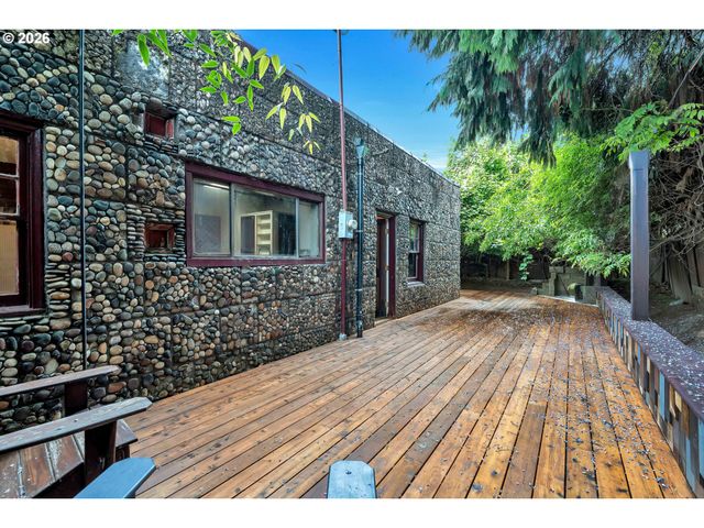 6134 E BURNSIDE St, Portland, OR 97215