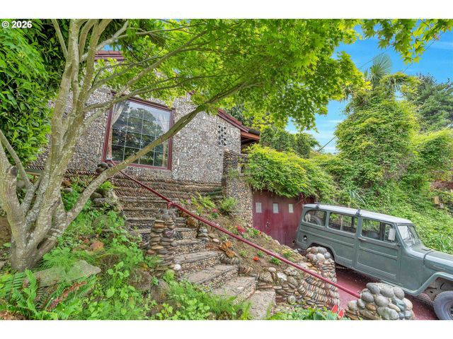 6134 E BURNSIDE St, Portland, OR 97215