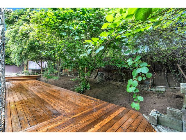 6134 E BURNSIDE St, Portland, OR 97215