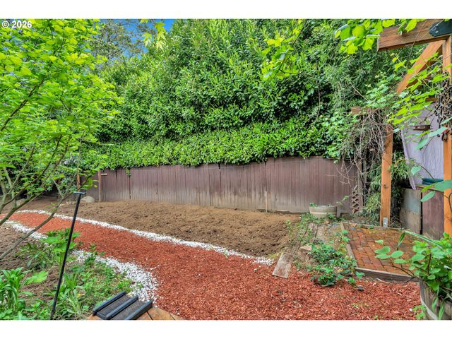 6134 E BURNSIDE St, Portland, OR 97215