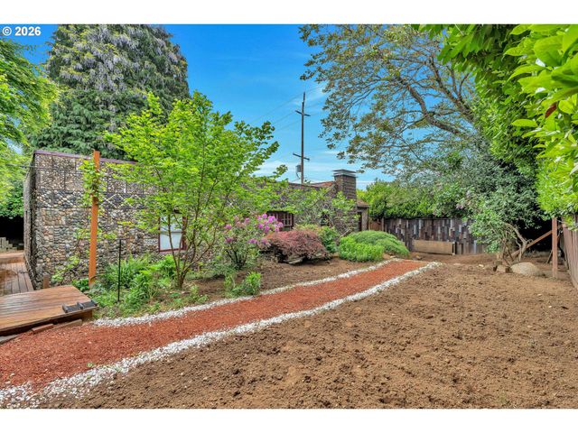 6134 E BURNSIDE St, Portland, OR 97215