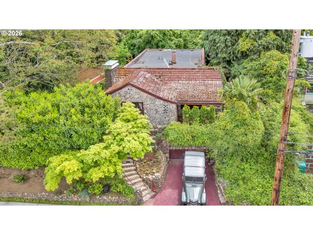 6134 E BURNSIDE St, Portland, OR 97215